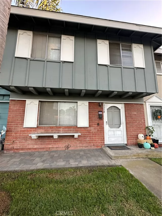 MLS: OC23174978 Condo For Sale