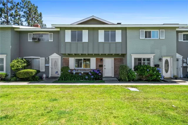 MLS: OC23174985 Condo For Sale