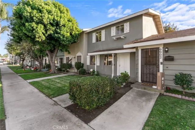 MLS: OC23174986 Condo For Sale