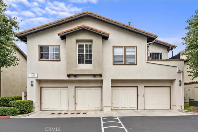 MLS: OC23179083 Condo For Sale