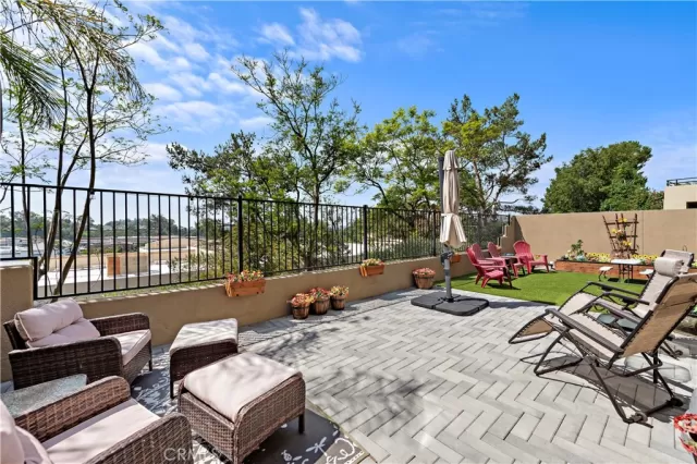 MLS: OC23179621 Condo For Sale