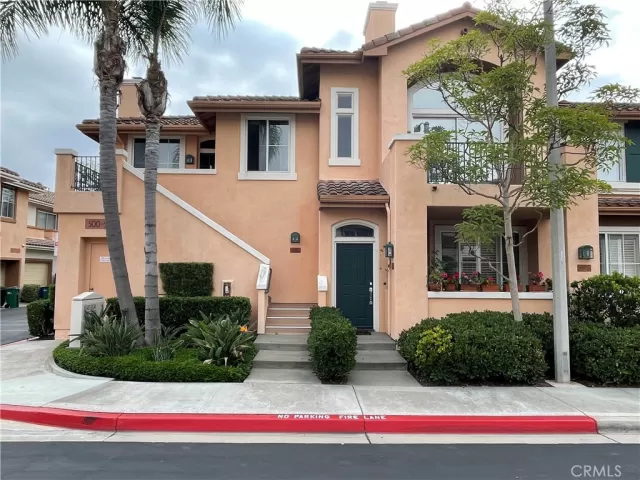 MLS: OC23181440 Condo For Sale