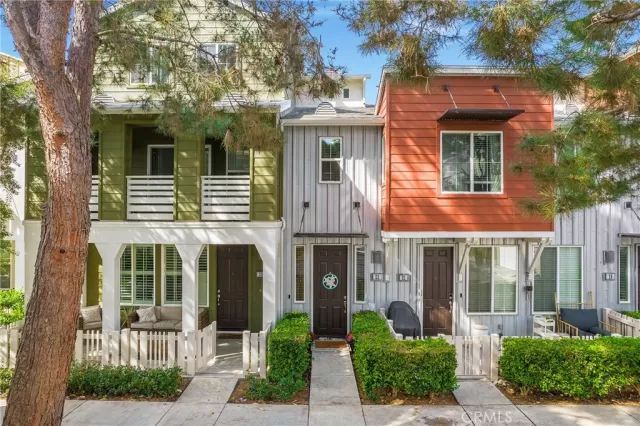 MLS: OC23181590 Condo For Sale