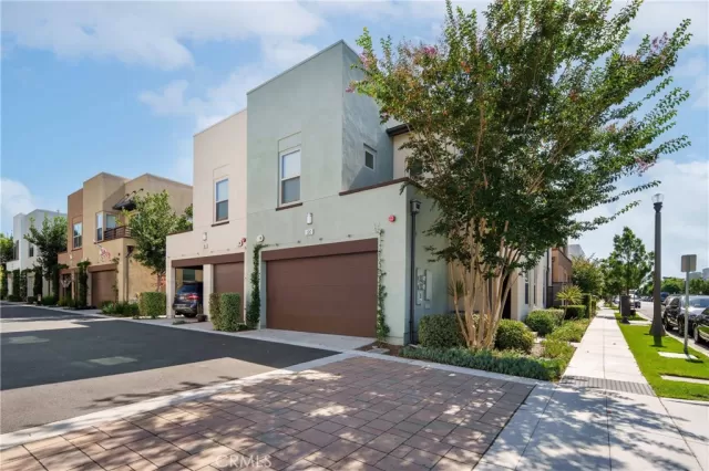 MLS: OC23181873 Condo For Sale