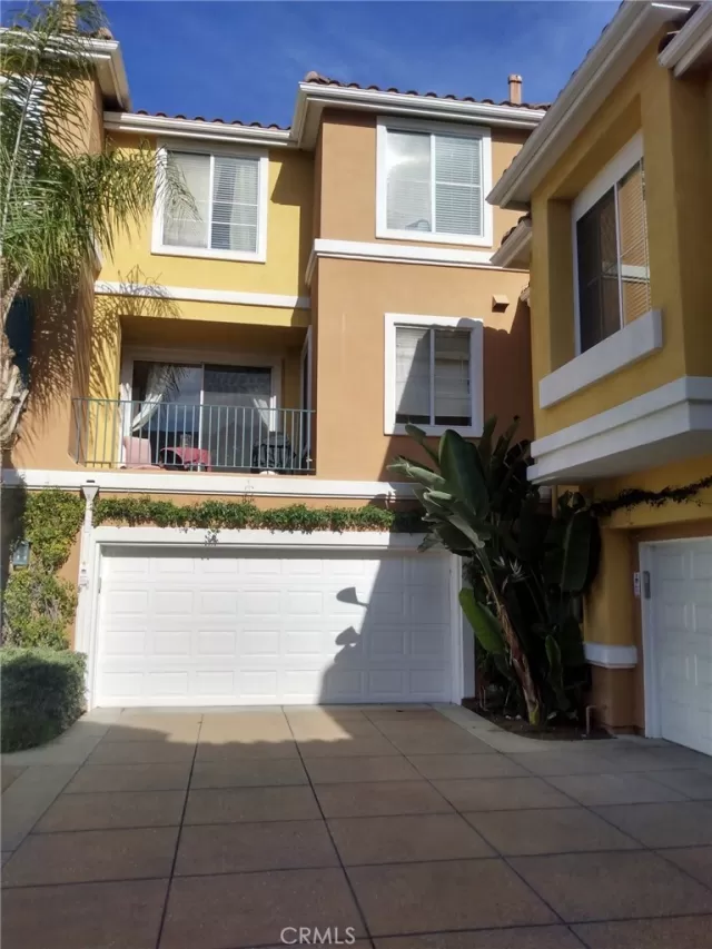 MLS: OC23182188 Condo For Sale