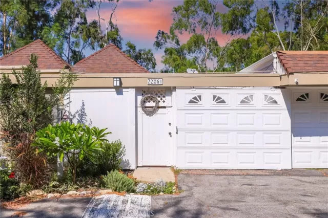 MLS: OC23182431 Condo For Sale