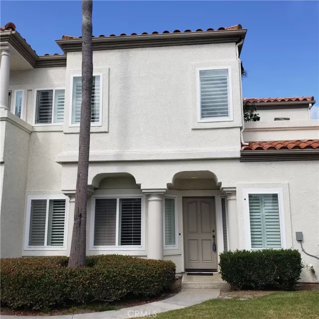 MLS: OC23182772 Condo For Sale