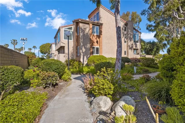 MLS: OC23182989 Condo For Sale