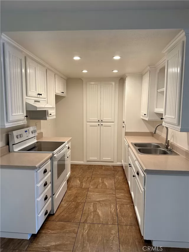 MLS: OC23183121 Condo For Sale