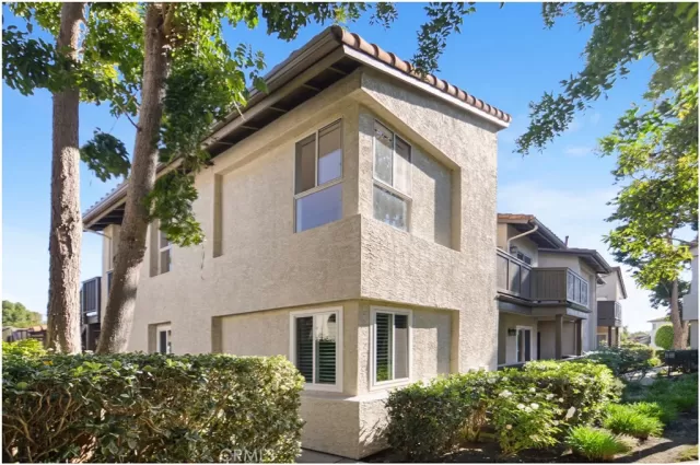 MLS: OC23183387 Condo For Sale