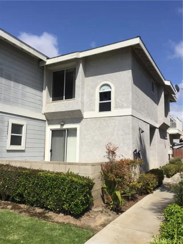 MLS: OC23184332 Condo For Sale