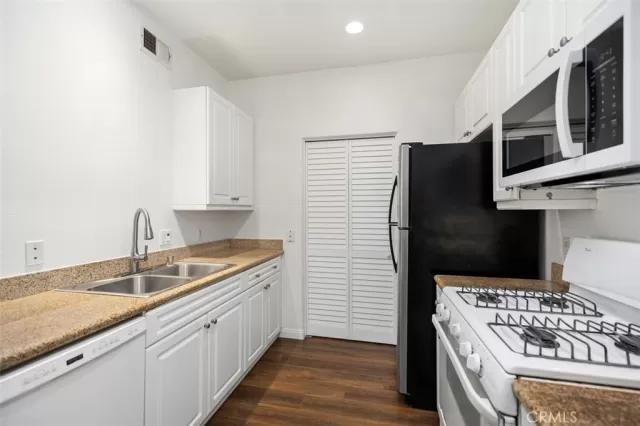 MLS: OC23184958 Condo For Sale