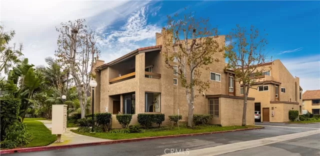 MLS: OC23185633 Condo For Sale