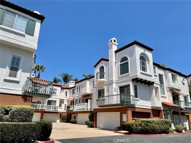 MLS: OC23186126 Condo For Sale