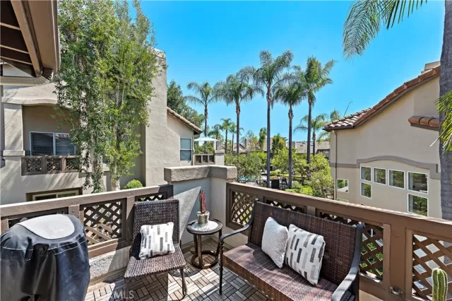 MLS: OC23186629 Condo For Sale