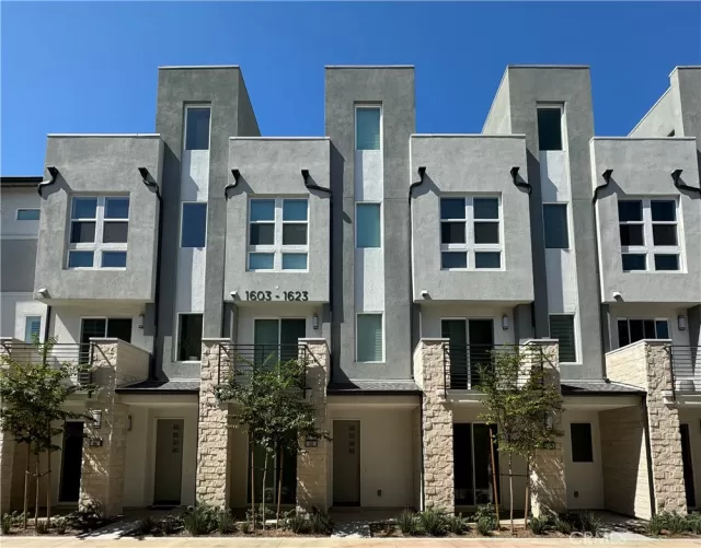 MLS: OC23187322 Condo For Sale