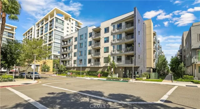 MLS: OC23187381 Condo For Sale