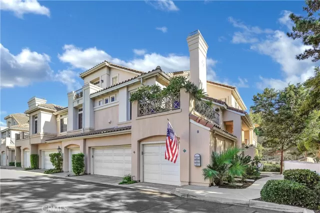 MLS: OC23187667 Condo For Sale