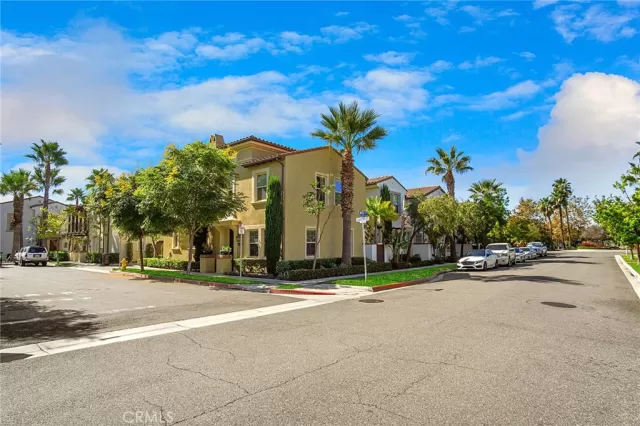 MLS: OC23188096 Condo For Sale