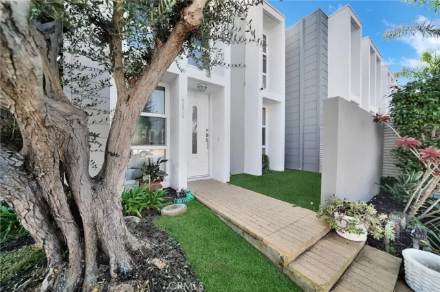 MLS: OC23188836 Condo For Sale