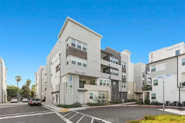 MLS: OC23194613 Condo For Sale