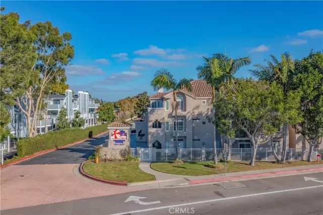 MLS: OC23195565 Condo For Sale