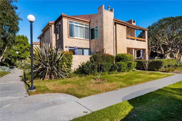 MLS: OC23202781 Condo For Sale