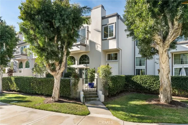 MLS: OC23203392 Condo For Sale