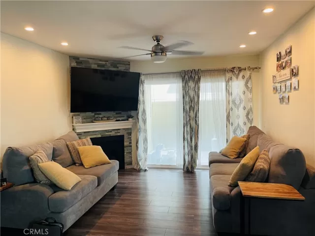 MLS: OC23203395 Condo For Sale