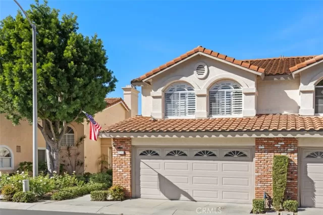 MLS: OC23203934 Condo For Sale