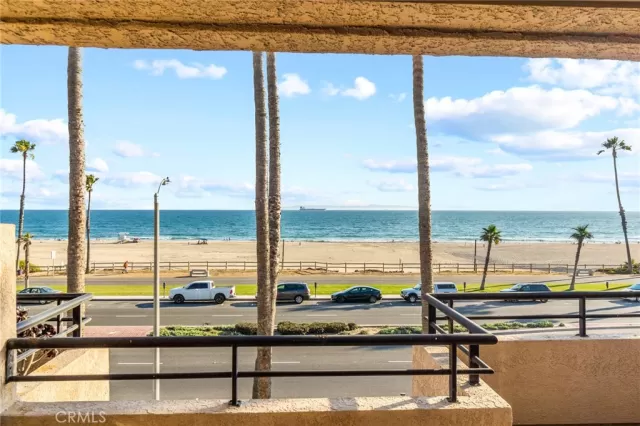 MLS: OC23204095 Condo For Sale