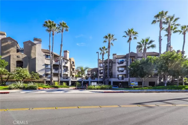 MLS: OC23204183 Condo For Sale