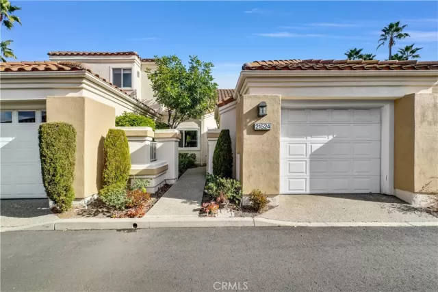 MLS: OC23205911 Condo For Sale