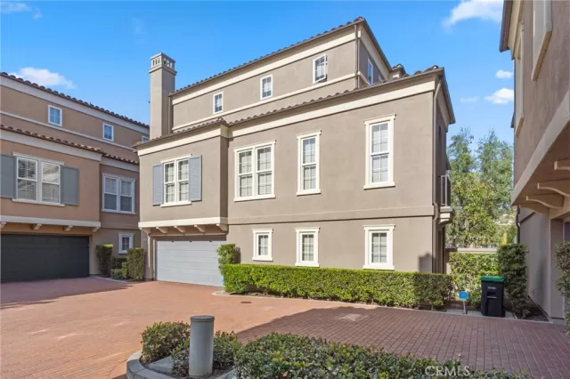 MLS: OC23206359 Condo For Sale