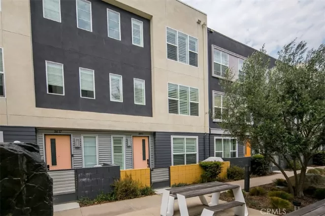 MLS: OC23207121 Condo For Sale