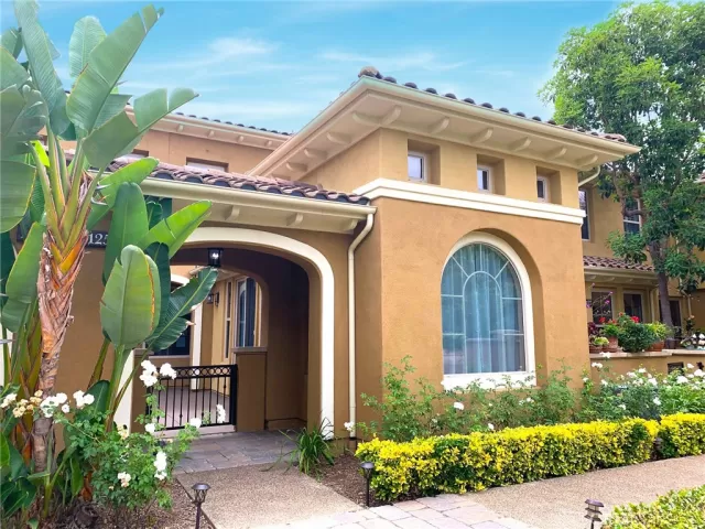 MLS: OC23213283 Condo For Sale