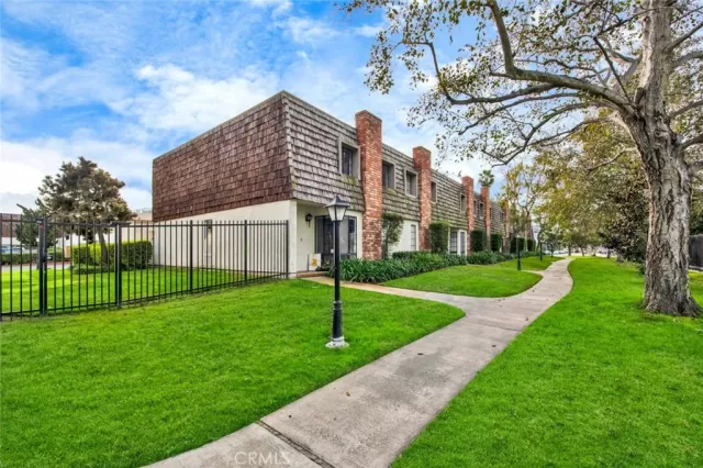 MLS: OC23227309 Condo For Sale