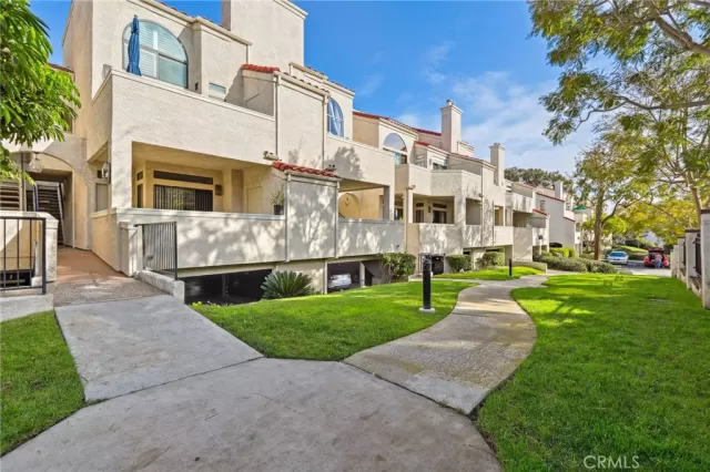 MLS: OC23229453 Condo For Sale