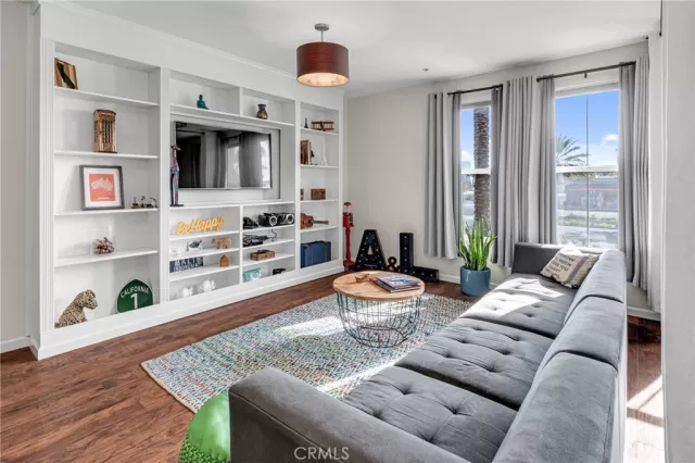 MLS: OC24013364 Condo For Sale