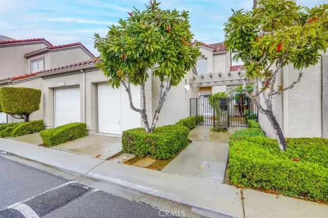 MLS: OC24013990 Condo For Sale