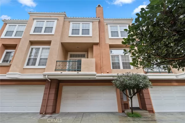 MLS: OC24014302 Condo For Sale