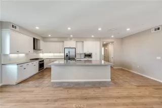 Photo #4: OC24031405 Listing