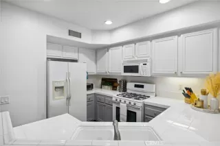 Photo #5: OC24049318 Listing