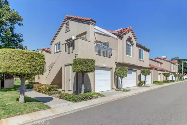 MLS: OC24058233 Condo For Sale