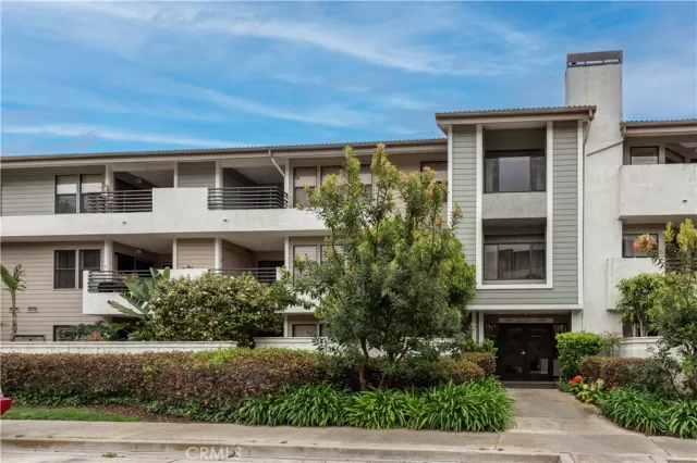 MLS: OC24066318 Condo For Sale