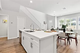 Photo #5: OC24069154 Listing 