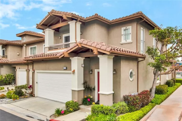 MLS: OC24079363 Condo For Sale