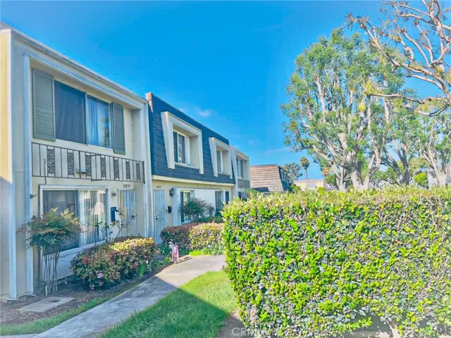 MLS: OC24088749 Condo For Sale