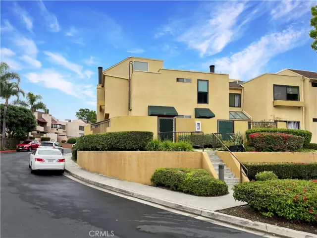 MLS: OC24104167 Condo For Sale