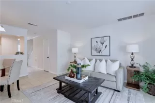 Photo #4: OC24104517 Listing